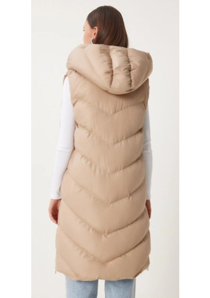 Kadın Midi Boy Kapüşonlu Yanları Fermuarlı Bej Şişme Yelek