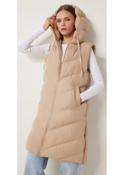 Kadın Midi Boy Kapüşonlu Yanları Fermuarlı Bej Şişme Yelek