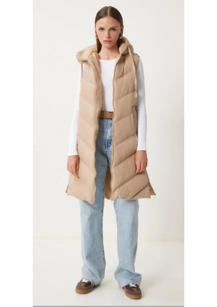 Kadın Midi Boy Kapüşonlu Yanları Fermuarlı Bej Şişme Yelek