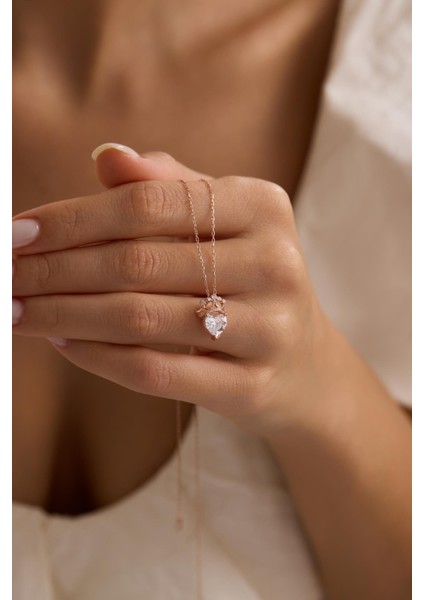 925 Ayar Gümüş Rose Kaplama Beyaz Kalp Taşlı Kraliçe Kolye