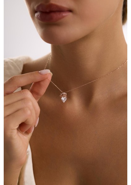 925 Ayar Gümüş Rose Kaplama Beyaz Kalp Taşlı Kraliçe Kolye fiyatları