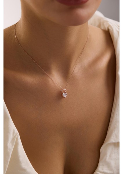 925 Ayar Gümüş Rose Kaplama Beyaz Kalp Taşlı Kraliçe Kolye fırsatları