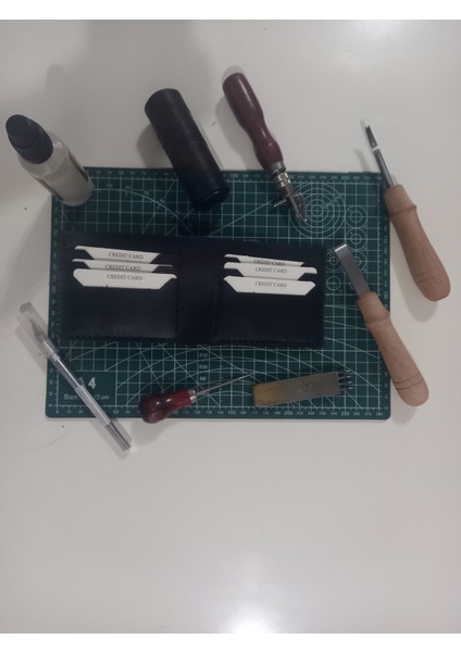 – Klasik Iki Katlı El Yapımı Siyah Deri Cüzdan | %100 Hakiki Deri, El Dikişli Erkek Cüzdan | Günlük Kullanıma Uygun, Minimalist ve Dayanıklı El Yapımı Deri Cüzdan Modeli