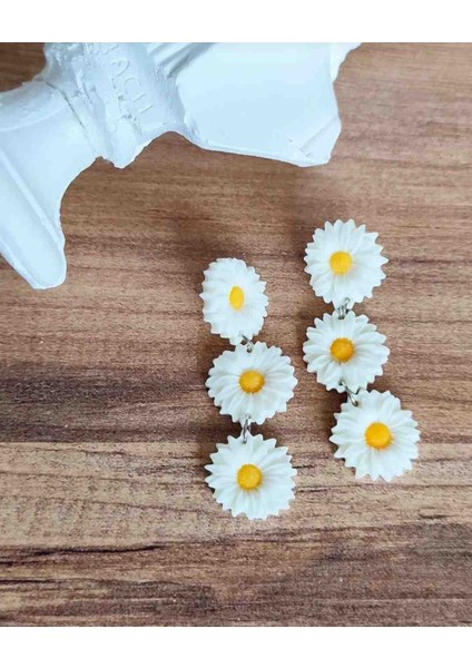 Triple Daisy Dreams Uzun El Yapımı Beyaz Papatya Küpe - Sade ve Zarif fiyatları