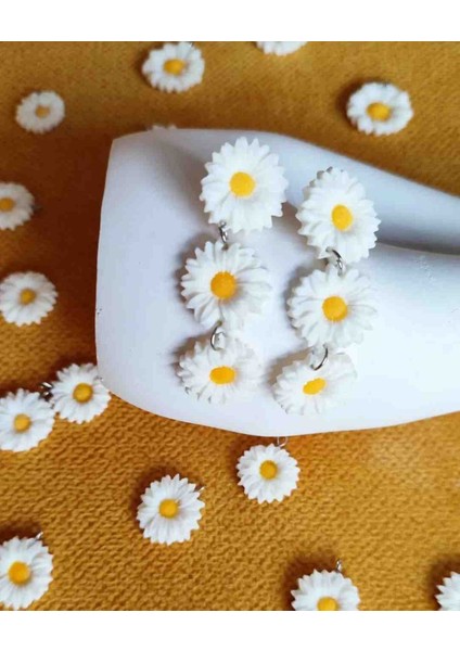 Triple Daisy Dreams Uzun El Yapımı Beyaz Papatya Küpe - Sade ve Zarif modelleri
