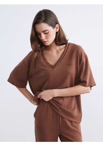 Yeni Sezon V Yaka Nakışlı Oversize Kadın Tişört