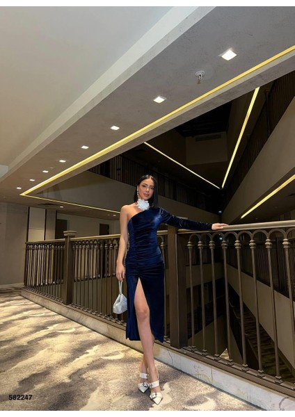 Asimetrik Yaka Büzgülü Yırtmaçlı Tek Kol Midi Boy Elbise Abiye 582247 Lacivert