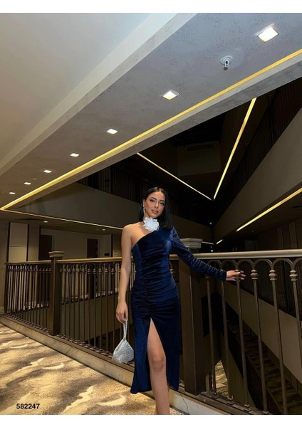 Asimetrik Yaka Büzgülü Yırtmaçlı Tek Kol Midi Boy Elbise Abiye 582247 Lacivert fiyatları