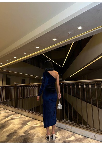 Asimetrik Yaka Büzgülü Yırtmaçlı Tek Kol Midi Boy Elbise Abiye 582247 Lacivert modelleri
