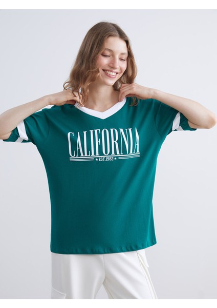Yeni Sezon V Yaka California Baskılı Oversize Kadın Tişört