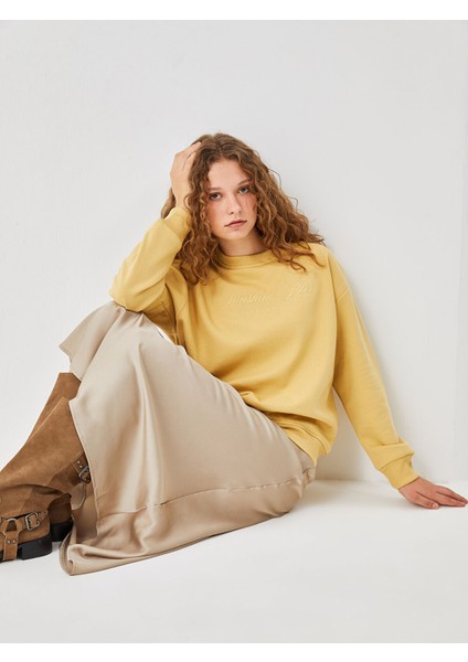 Yeni Sezon Bisiklet Yaka Nakışlı Kadın Sweatshirt