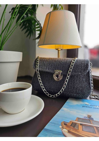 El Yapımı Gri Kanvas Plastik Üzeri Işlemeli Zincir Askılı Çanta