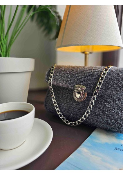 El Yapımı Gri Kanvas Plastik Üzeri Işlemeli Zincir Askılı Çanta modelleri