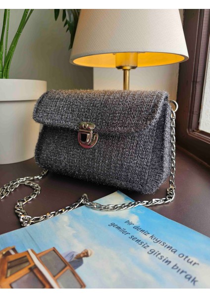 El Yapımı Gri Kanvas Plastik Üzeri Işlemeli Zincir Askılı Çanta fırsatları