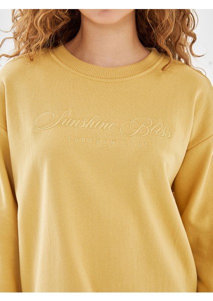 Yeni Sezon Bisiklet Yaka Nakışlı Kadın Sweatshirt modelleri