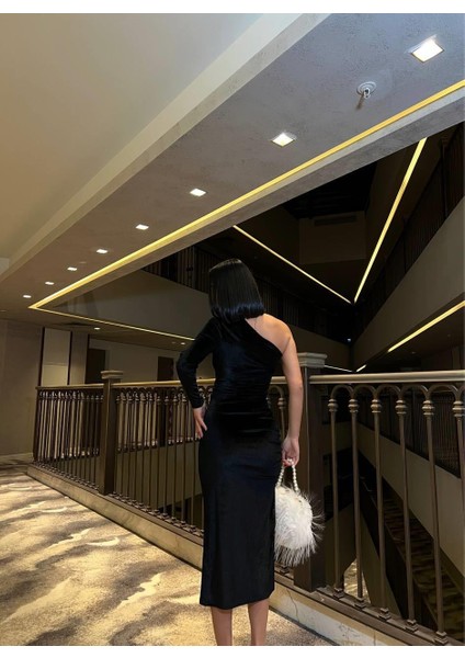 Asimetrik Yaka Büzgülü Yırtmaçlı Tek Kol Midi Boy Elbise Abiye 582247 Siyah modelleri