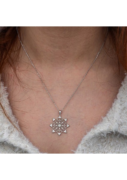 Gümüş Çiçek Desenli Kadın Kolye fırsatları