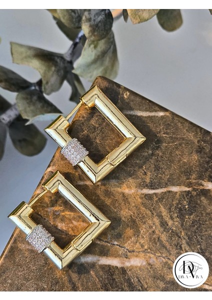 - Glow Earrings – Gold Kaplama Taş Detaylı Kare Kadın Küpe (KOD-327)