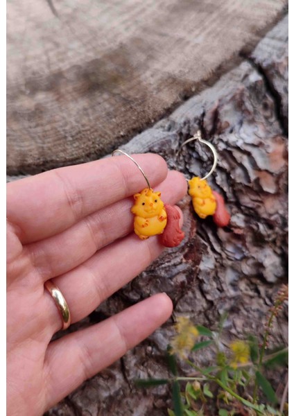 Tiny Squirrel El Yapımı Sarı Minimal Sincap Küpe modelleri