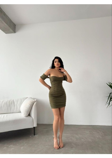 Omzu Açık Straplez Yaka Toparlayıcı Kol Detaylı Esnek Kumaş Drapeli Mini Abiye Elbise 582409 Haki fiyatları