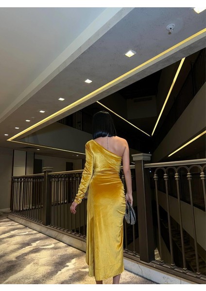 Asimetrik Yaka Büzgülü Yırtmaçlı Tek Kol Midi Boy Elbise Abiye 582247 Sarı modelleri