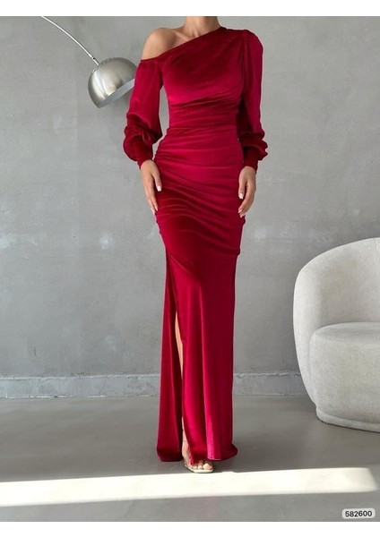 Yırtmaçlı Omzu Açık Maxi Boy Kadife Kumaş Abiye Elbise Kırmızı 582600