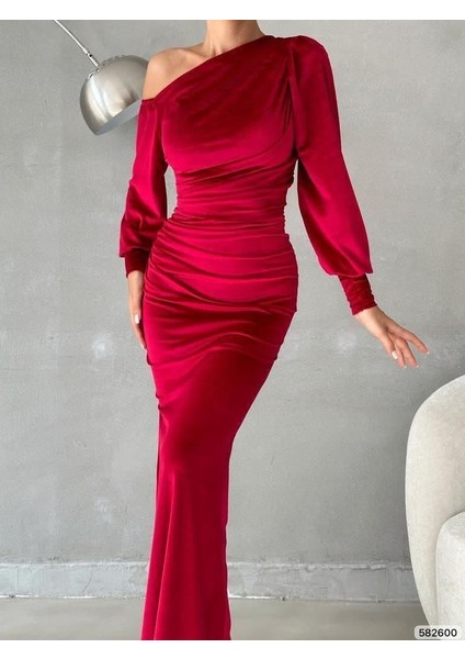 Yırtmaçlı Omzu Açık Maxi Boy Kadife Kumaş Abiye Elbise Kırmızı 582600 modelleri