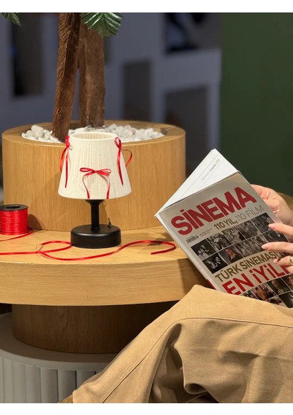 Krem Kadife Süet Kırmızı Fiyonk Kurdele Kablosuz Pilli Masa Lambası - Alt Siyah