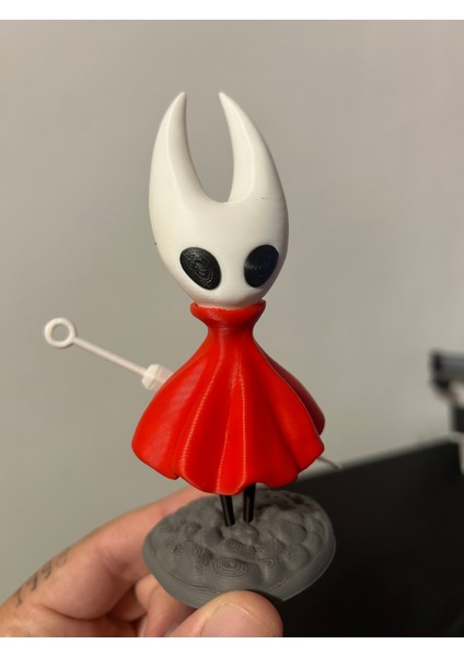 hornet Koleksiyon Figürü – Kırmızı Pelerinli Dekoratif Biblo modelleri