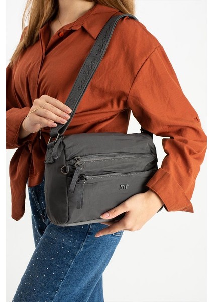 Kadın Postacı Çanta 26*23 cm Hafif Poliamid Su Itici Yumuaş Kumaş Çapraz Askılı Omuz Çantası