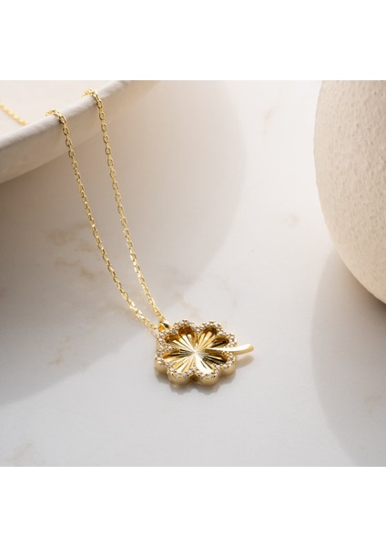 925 Ayar Gümüş Dokulu ve Taşlı Yonca Kolye fırsatları