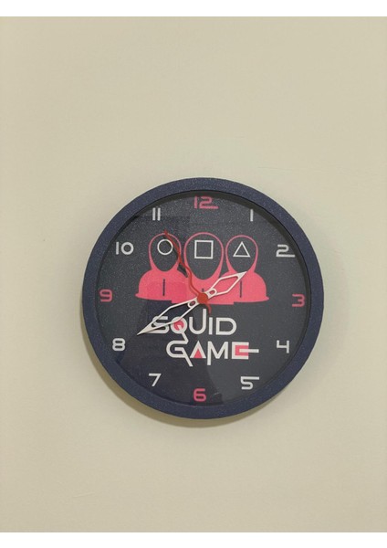 Squid Game Temalı Gri Zeminli ve Koyu Gri Kasa Duvar Saati