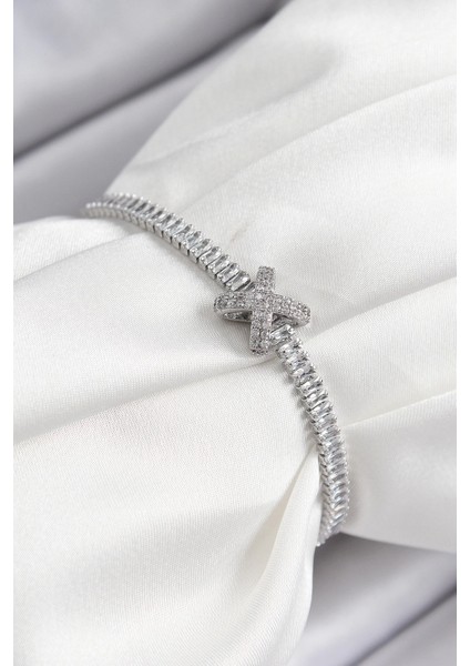 Pirinç Zirkon Taşlı x Detaylı Su Yolu Model Gümüş Renk Asansörlü Kadın Bileklik