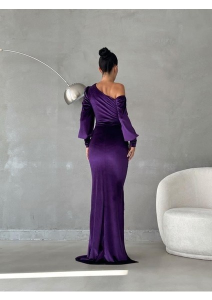 Yırtmaçlı Omzu Açık Maxi Boy Kadife Kumaş Abiye Elbise Mor 582600 fırsatları