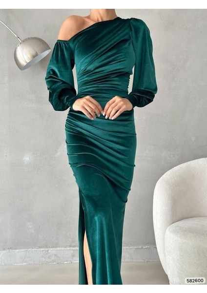Yırtmaçlı Omzu Açık Maxi Boy Kadife Kumaş Abiye Elbise Zümrüt 582600