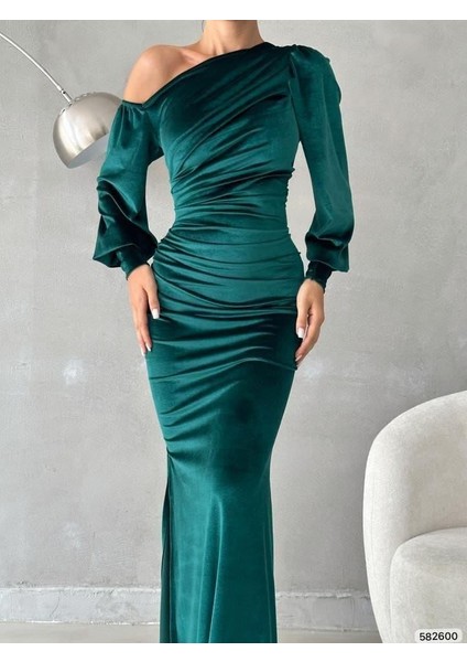 Yırtmaçlı Omzu Açık Maxi Boy Kadife Kumaş Abiye Elbise Zümrüt 582600 modelleri