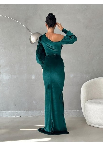 Yırtmaçlı Omzu Açık Maxi Boy Kadife Kumaş Abiye Elbise Zümrüt 582600 fırsatları