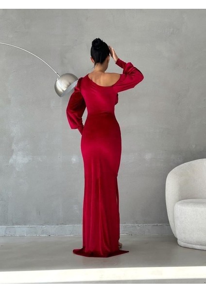 Yırtmaçlı Omzu Açık Maxi Boy Kadife Kumaş Abiye Elbise Kırmızı 582600 fırsatları
