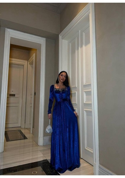 Esnek Simli Kadife Kare Yaka Taş ve Kemer Detaylı Abiye Elbise 583122 Saks