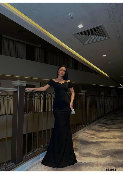 Krep Kumaş Kalp Yaka Düşük Omuz Detaylı Kuyruk Detay Maxi Elbise Siyah 582988 fiyatları