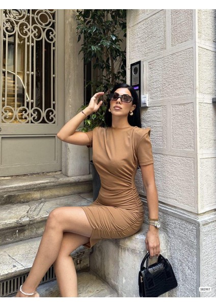 Bel Dekolteli Büzgülü Kısa Kollu Elbise 582997 Vizon fırsatları