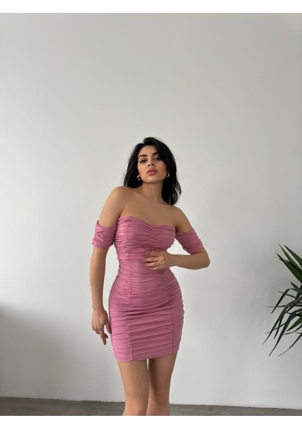 Omzu Açık Straplez Yaka Toparlayıcı Kol Detaylı Esnek Kumaş Drapeli Mini Abiye Elbise 582409 Gülkurusu fiyatları