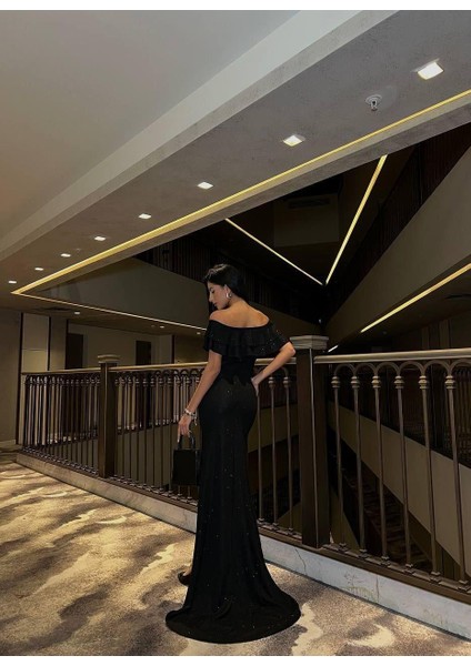 Simli Düşük Omuz Fırfırlı Yırtmaç Detaylı Abiye Elbise Siyah 583175 fırsatları