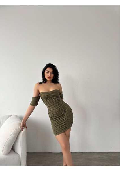 Omzu Açık Straplez Yaka Toparlayıcı Kol Detaylı Esnek Kumaş Drapeli Mini Abiye Elbise 582409 Haki
