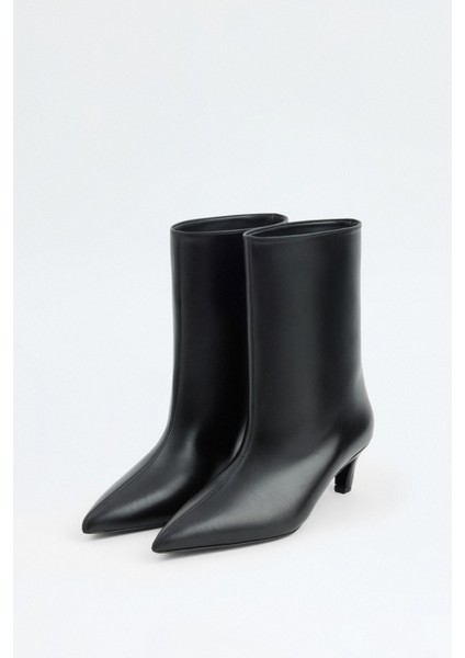 Bot 2515 - Sivri Burun Dikiş Detaylı Siyah Kadın Bot