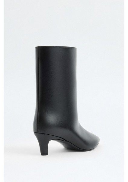 Bot 2515 - Sivri Burun Dikiş Detaylı Siyah Kadın Bot