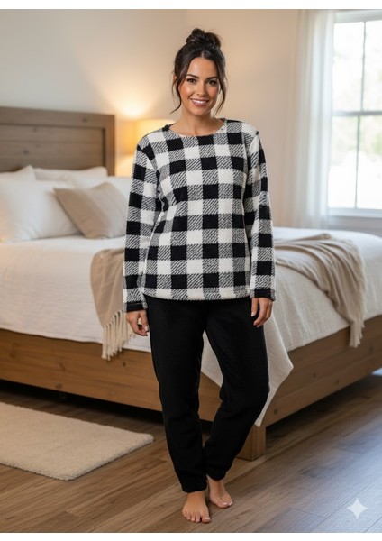 Kadın Siyah Ekoseli Peluş Pijama Takımı
