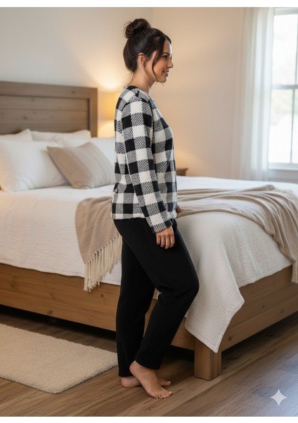 Kadın Siyah Ekoseli Peluş Pijama Takımı fiyatları