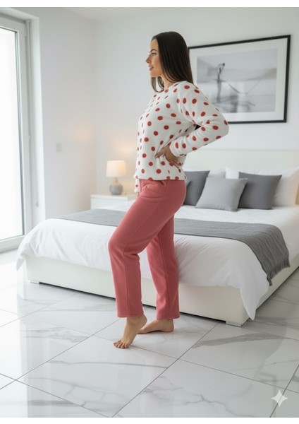Kadın Beyaz Puantiyeli Peluş Pijama Takımı fiyatları
