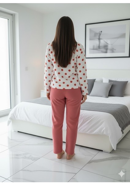 Kadın Beyaz Puantiyeli Peluş Pijama Takımı fırsatları